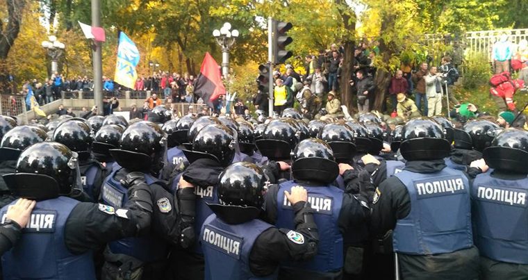 Возле Верховной Рады произошли стычки правоохранителей с митингующими — ВИДЕО