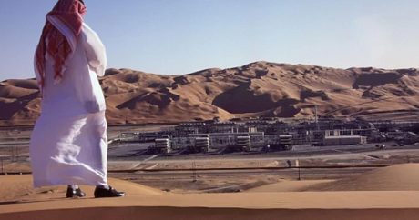 Саудовская Аравия сокращает поставки нефти: на биржах паника