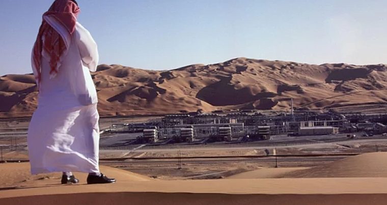 Саудовская Аравия сокращает поставки нефти: на биржах паника