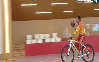 Бердымухамедов сыграл в баскетбол на велосипеде