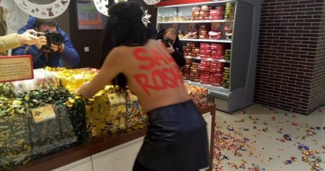 Активистка Femen устроила черную пятницу в магазине Рошен