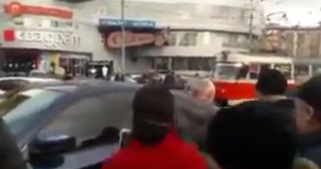 В Киеве разъяренные пешеходы избили водителя за неумение парковаться
