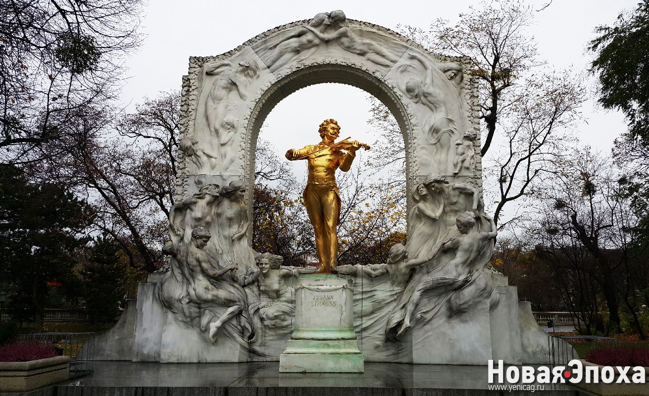 В какой стране находится памятник штраусу. Памятник Иоганну Штраусу. Памятник Штраусу в Вене. Вена Австрия памятник Иоганну Штраусу. Иоганн Штраус золотой памятник.