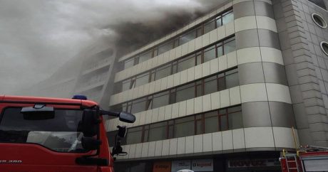 В Баку горит бизнес-центр – ФОТО