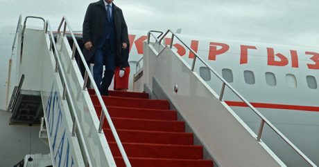 Атамбаев прилетел в Санкт-Петербург