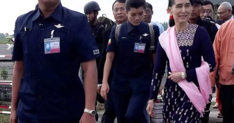 Лидер Мьянмы впервые посетила территории мусульман-рохинья — ВИДЕО