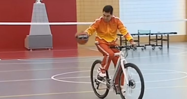 Бердымухамедов сыграл в баскетбол на велосипеде — ВИДЕО