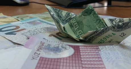 Объявлен курс доллара в Азербайджане на 7 мая