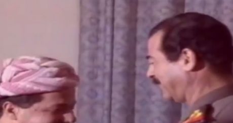 Масуд Барзани и Джалал Талабани обнимаются с Саддамом Хусейном