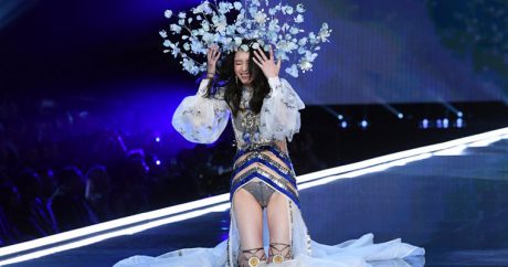Китайская модель упала во время шоу — ФОТО+ВИДЕО
