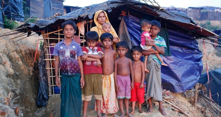 Трагедия одной семьи: как 12-летний мальчик-рохинджа кормит семью из 9 человек? — ФОТО