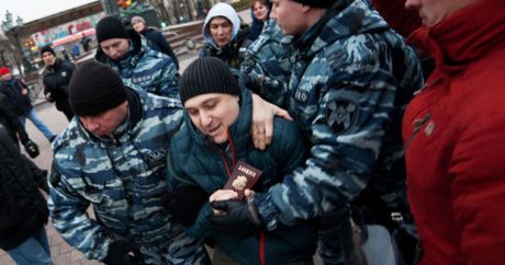 Полиция проводит массовые задержания в крупных городах России