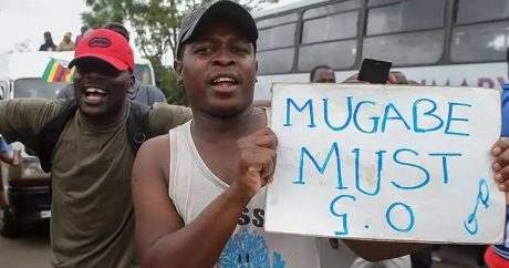 В Зимбабве тысячи людей на улицах отмечают падение режима Мугабе — ВИДЕО