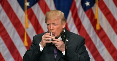 Трампа высмеяли за то, как он пьет воду