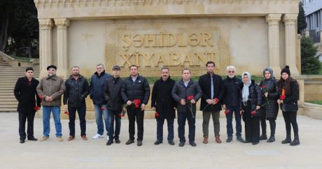 Гости Международного Симпозиума посетили Аллеи Шахидов и Почетного захоронения — ФОТО