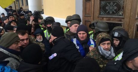 Сторонники Саакашвили взяли штурмом Октябрьский дворец в Киеве