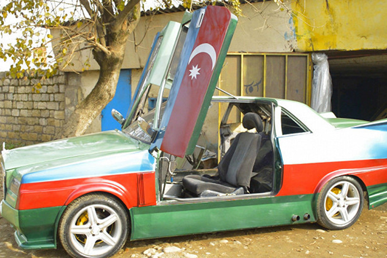 Азербайджанец собрал свой автомобиль с «крыльями чайки»