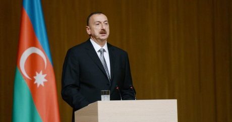 Ильхам Алиев поздравил азербайджанцев мира