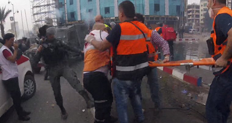 Израильские силовики зверски избили медиков, пытавшихся помочь раненному палестинцу — ВИДЕО