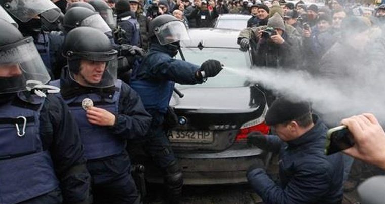 Полиция штурмовала лагерь сторонников Саакашвили под Радой — ВИДЕО