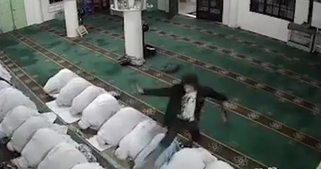 Прыжки вора через головы молящихся в мечети попали на камеру — ВИДЕО