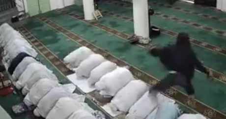 Прыжки вора через головы молящихся в мечети попали на камеру