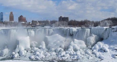 Замерзший Ниагарский водопад притягивает туристов