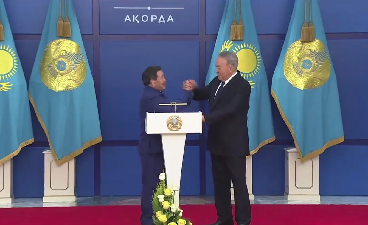 Назарбаев устроил армрестлинг с олимпийским чемпионом