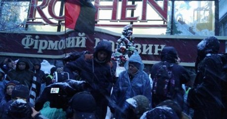 Cторонники Саакашвили заблокировали магазин «Roshen»: «Мишу на волю, Порошенко на нары!»