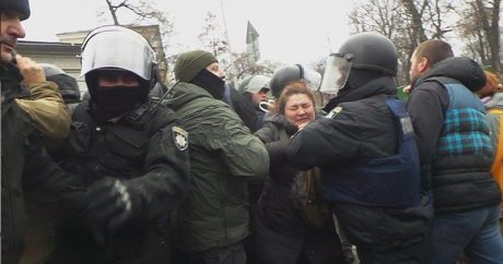 Произошло столкновение между сторонниками Саакашвили и полицией у здания СБУ — Прямая трансляция