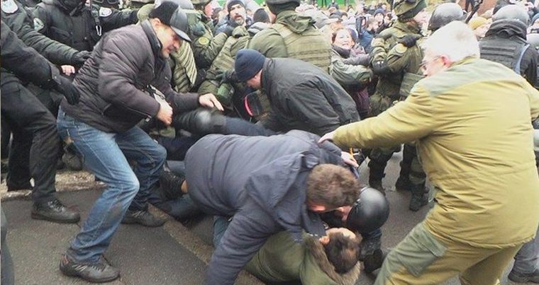 Произошло столкновение между сторонниками Саакашвили и полицией у здания СБУ — ВИДЕО