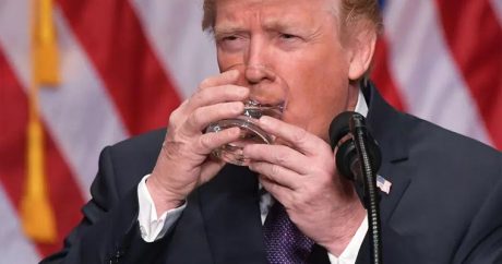 Трампа высмеяли за то, как он пьет воду — ВИДЕО