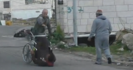 Израильские военные застрелили палестинца на инвалидной коляске