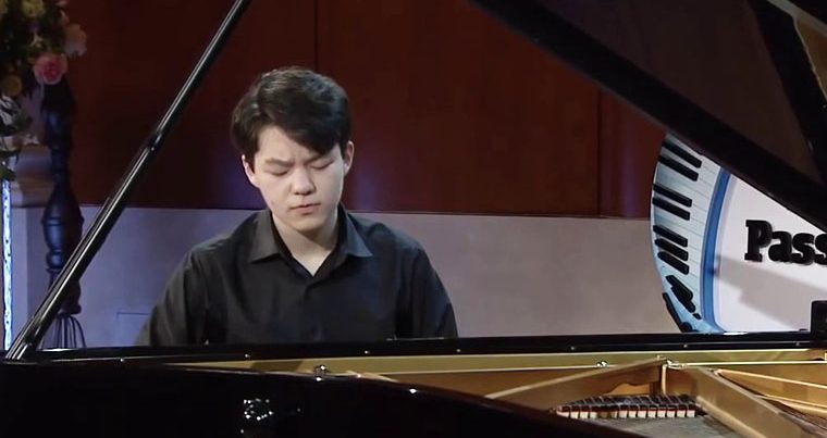 Гениальный Моцарт в исполнении юного таланта в Астане – ФОТО