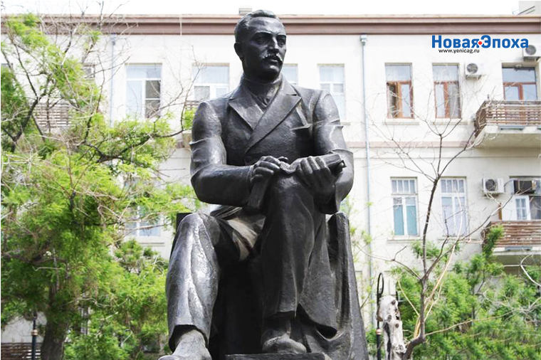Бакинская городская скульптура: памятник Мирзе Фатали Ахундову – ФОТО