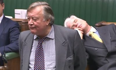 Депутат уснул на дебатах