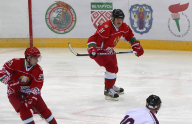 Судья удалил Лукашенко с площадки во время хоккейного матча