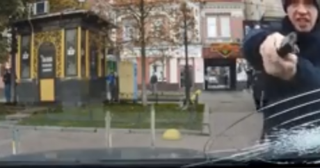 В Киеве агрессивный полицейский набросился на автомобиль с людьми