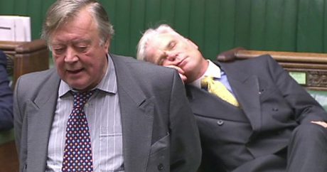 Депутат уснул на дебатах — ВИДЕО