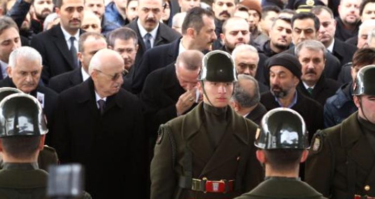 Эрдоган не смог сдержать слез на похоронах первого шахида афринской операции — ВИДЕО