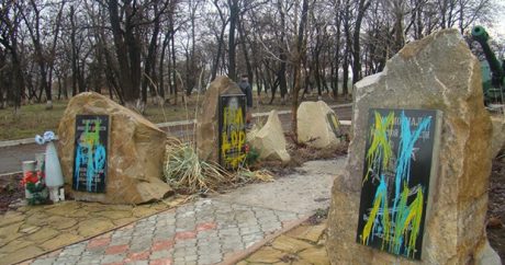 В ЛНР облили краской мемориал сепаратистам — ФОТО+ВИДЕО