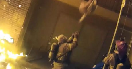 Пожарный поймал сброшенную с третьего этажа девочку – ВИДЕО