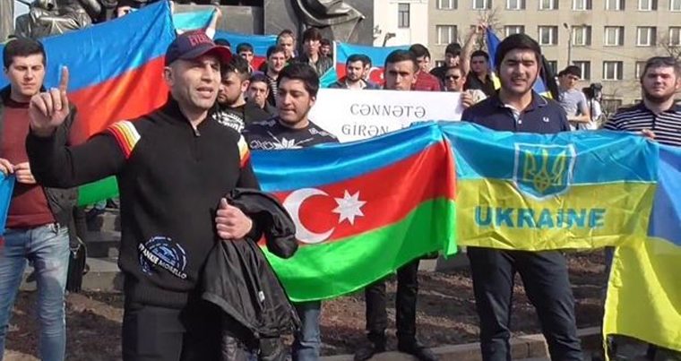Азербайджанцы митингуют у здания МВД Украины — ВИДЕО