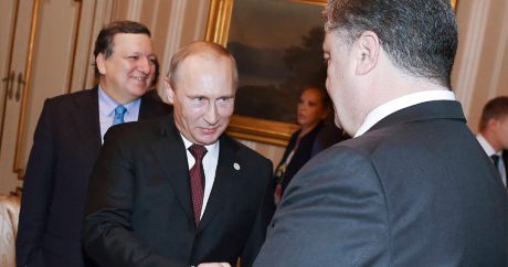 Песков: Путин тайно встречается с Порошенко