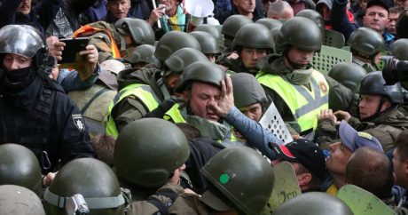 Под Радой произошло столкновение между полицией и митингующими