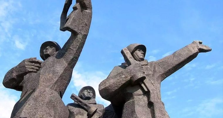 Латвия приравняла советских воинов к нацистам