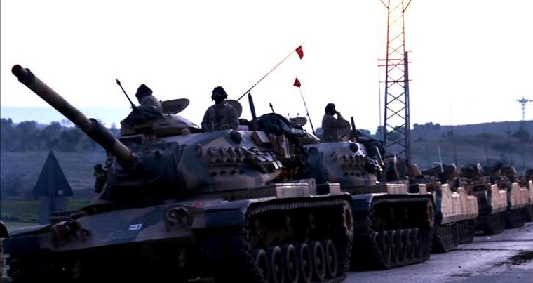 Турция стягивает бронетехнику на границу с Сирией – ВИДЕО