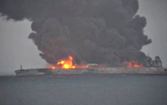 У берегов Китая взорвался горевший танкер — ВИДЕО