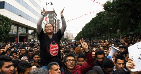 В ходе массовых акций протеста в Тунисе арестовано более 700 человек
