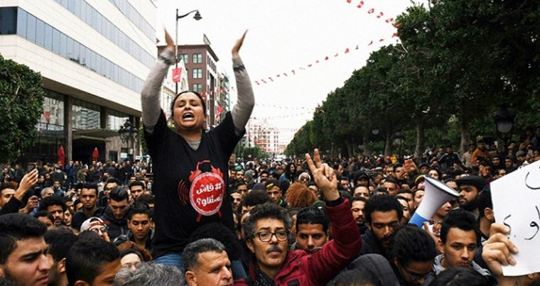 В ходе массовых акций протеста в Тунисе арестовано более 700 человек